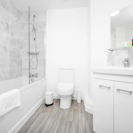 New 2 Bedroom Deluxe Apartment - Parking - Wifi & Netflix - Top Rated - 50C Cradley Heath Buitenkant foto
