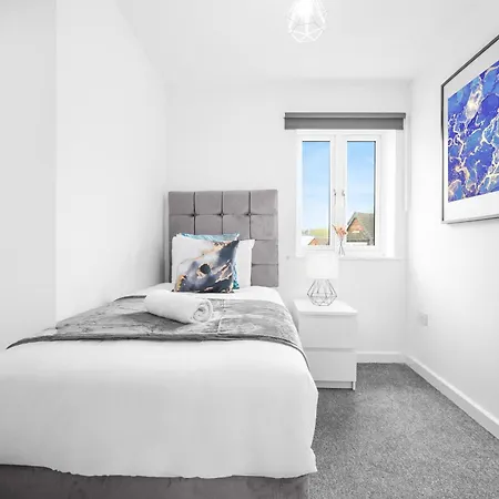 New 2 Bedroom Deluxe Apartment - Parking - Wifi & Netflix - Top Rated - 50C Cradley Heath Buitenkant foto