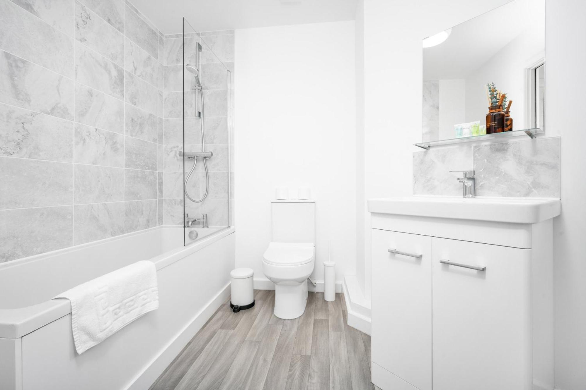 New 2 Bedroom Deluxe - Parking - Wifi & Netflix - Rated - 50c Apartment Cradley Heath